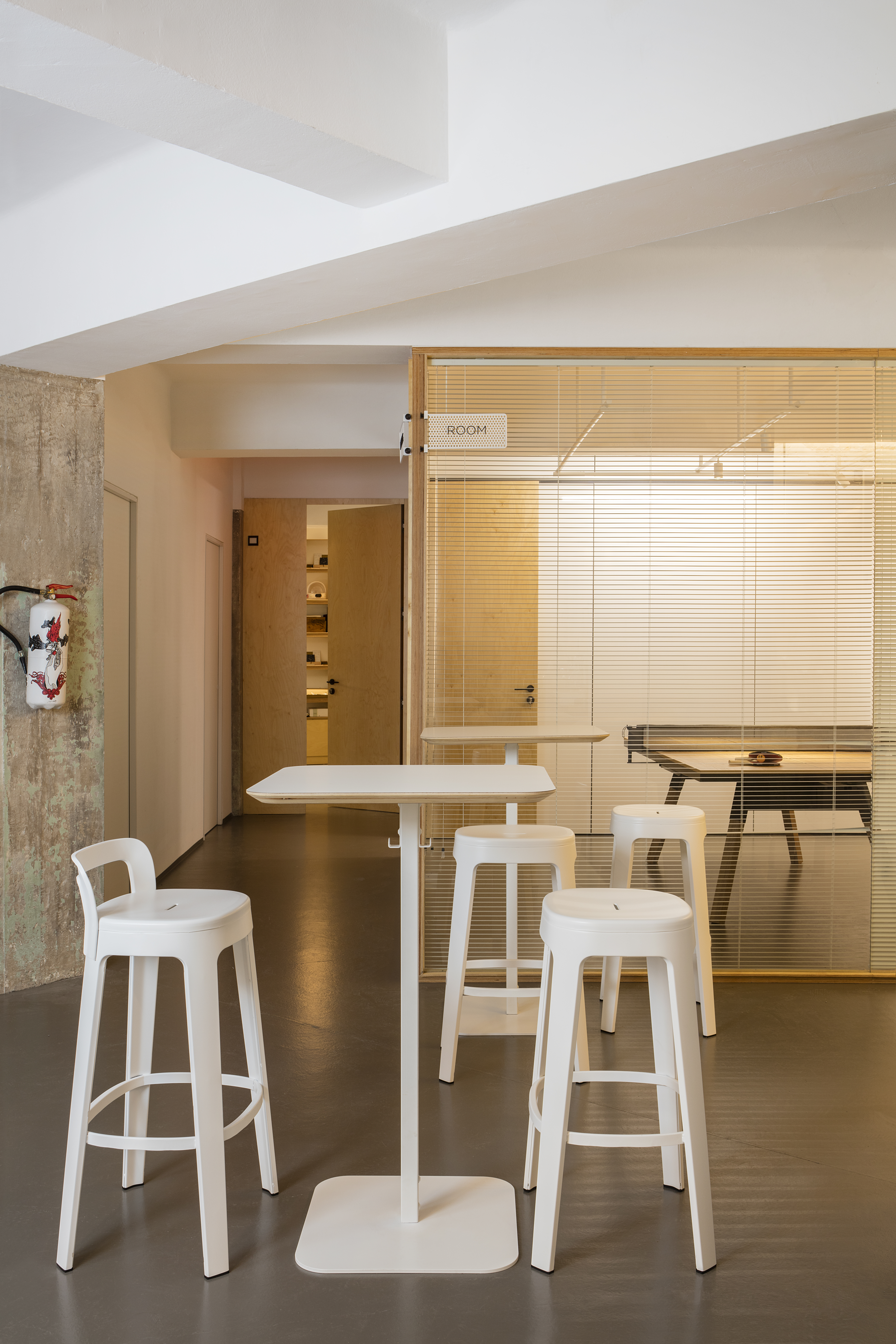 Barhocker mit Lehne "Der Hohe" - Design OMBRA Bar von RS Barcelona 